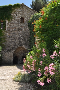 Moulin de la Roque, Noves, Provence - Tuilerie with flowers bignone and oleander
