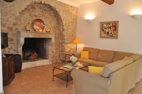 Moulin de la Roque, Noves, signature of la Bergerie - the original arched fireplace, 
                once the kiln for the old Tuilerie where the ancient terracota roof tiles were made.