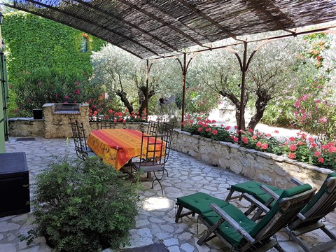 Mas des  Oliviers.	Magical Provence, entry from the north (Avignon) or from the south (Saint-Remy-de-Provence) both just 15 to 20 minutes away from your door.