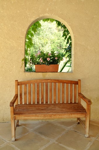 bench in poolhouse - Moulin de la Roque