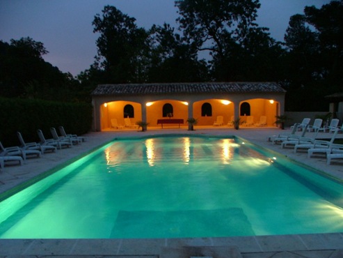 bench in poolhouse - Moulin de la Roque