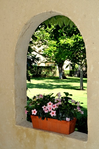 bench in poolhouse - Moulin de la Roque