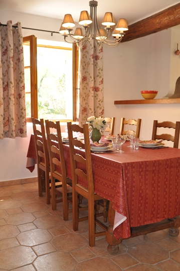 Charm and tradition of the living and cheminey in La Bergerie, Moulin de la Roque, Noves