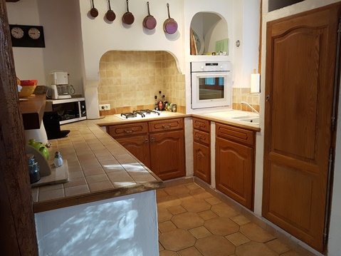 Holiday rental in Provence : fully equiped kitchen of the villa La Bergerie at Moulin de la la Roque, Noves, Provence