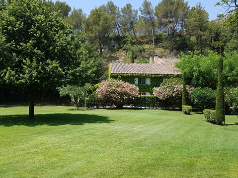 Villa holiday rental La Bergerie, your Provencal home, close to Saint-Remy-de-Provence : view from the southern park at Moulin de la Roque, Noves, Provence