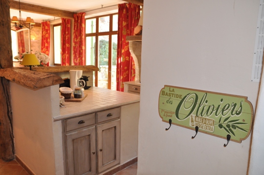 Mas des Oliviers at Moulin de la Roque, Saint-Remy, large American Island - Provencal style, tile counter tops, tradition