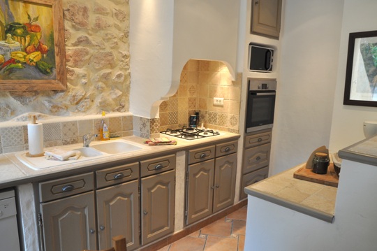 Moulin de la Roque, Noves-villa Tuilerie-provencal kitchen