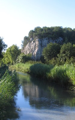 Moulin de la Roque, Noves - nothern Entrance and stunning cliffs